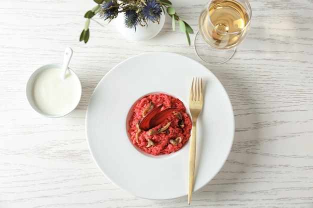 Kolacja przy świecach, talerz z daniem